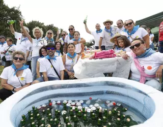 Los romeros toman el Carmín a golpe de sidra y llenan el prau de La Sobatiella de pañuelos azules y folixa