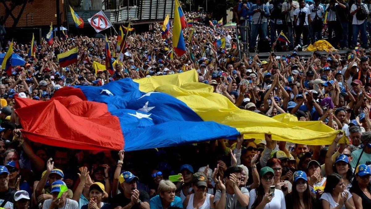 Venezolanos escuchan a Juan Guaido en las calles de Caracas