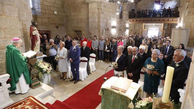El obispo oficia las bodas de oro y diamantes de seis matrimonios socios de AVOA.   | // RICARDO GROBAS