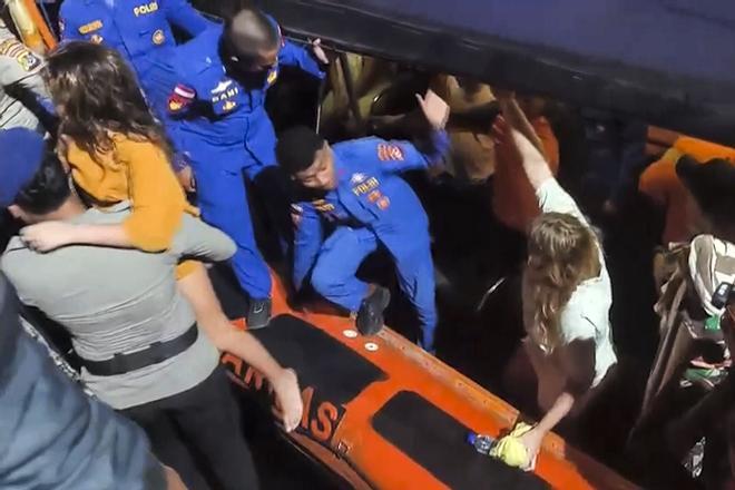 Las imágenes del rescate y la búsqueda de la familia valenciana desaparecida en el naufragio de Indonesia