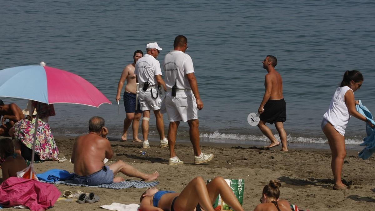 Vigilantes del Ayuntamiento en una playa malagueña.