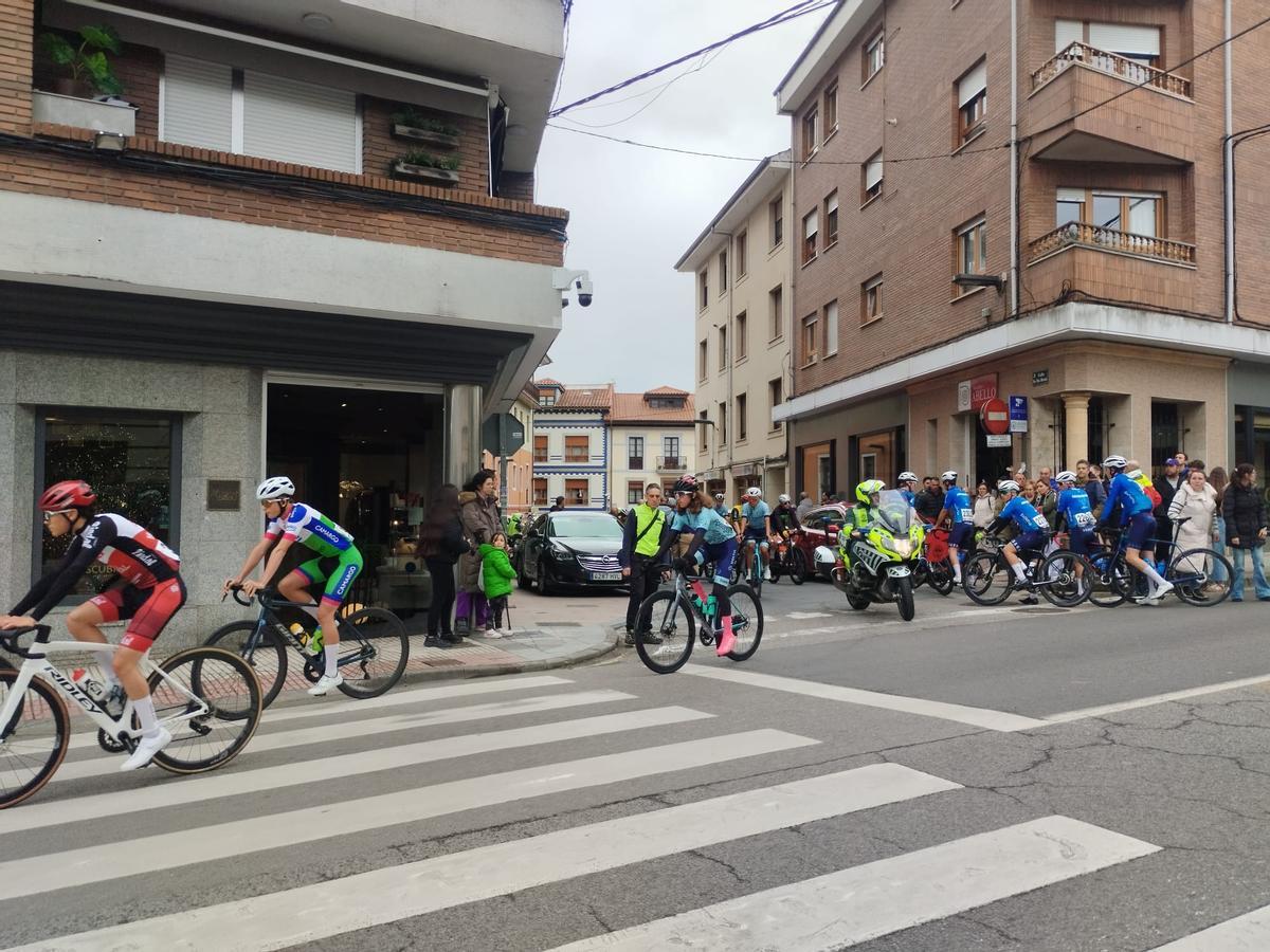 La salida del Trofeo Santiago y Santa Ana de ciclismo en Grado, en imágenes La salida del Trofeo Santiago y Santa Ana de ciclismo en Grado, en imágenes