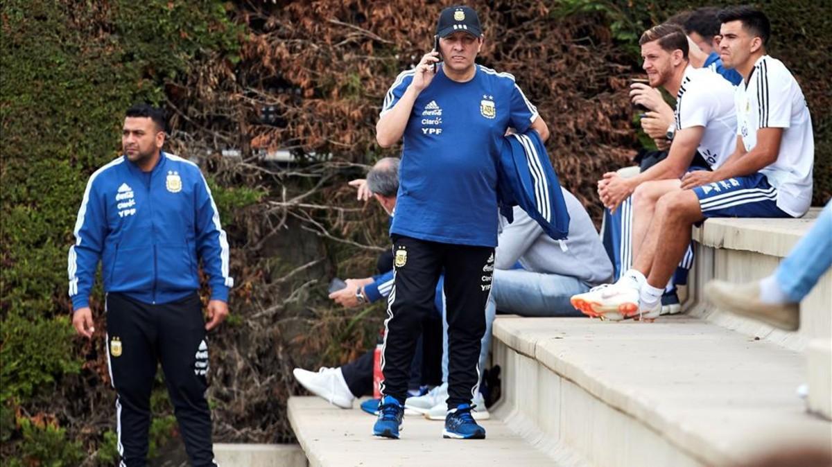 Claudio Tapia ayer en la concentración de Argentina en Barcelona
