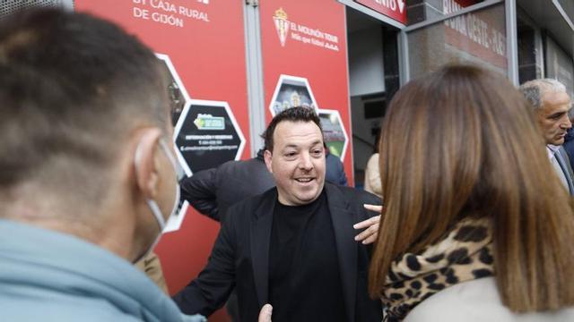 Rubén Suárez, en El Molinón, cuando el Sporting homenajeó a Cundi, su padre. | MARCOS LEÓN