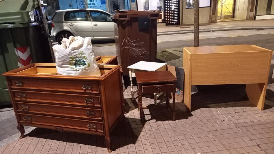 Varios muebles junto a unos contenedores de la calle Echegaray.