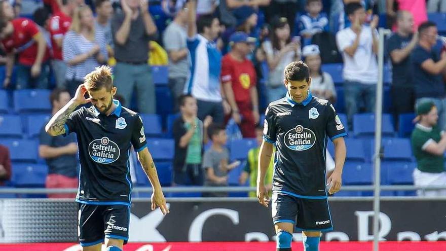 Cartabia y Juanfran, cabizbajos, tras encajar uno de los cuatro goles del Espanyol en Cornellá.