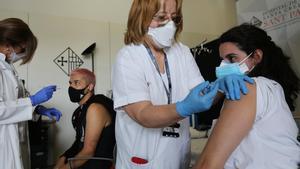 Vacunaciones en el Hospital de Sant Pau. Una veintena de enfermeras jubiladas administran la segunda dosis de la vacuna de Pfizer al personal sanitario,