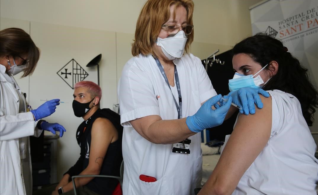 Una enfermera administra una vacuna en Barcelona
