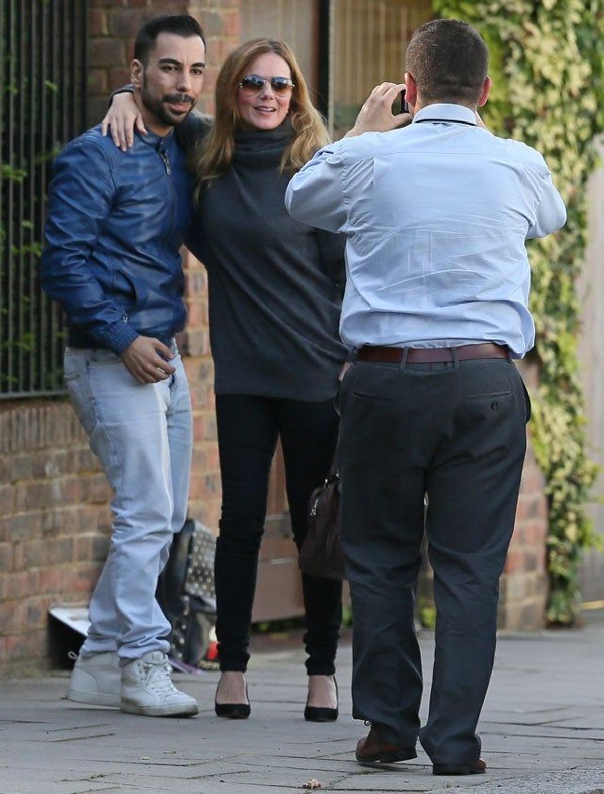 Geri Halliwell no duda en posar para una foto con un fan a la salida de su casa