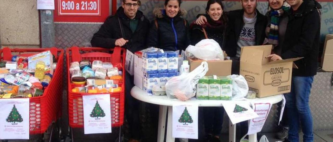 Los voluntarios de Xuventudes Socialistas, durante la primera recogida de alimentos. // FdV