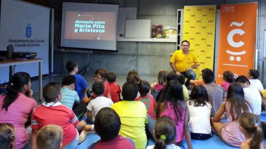 Niños en una actividad del Concello con motivo de la Semana de la Movilidad. / la opinión