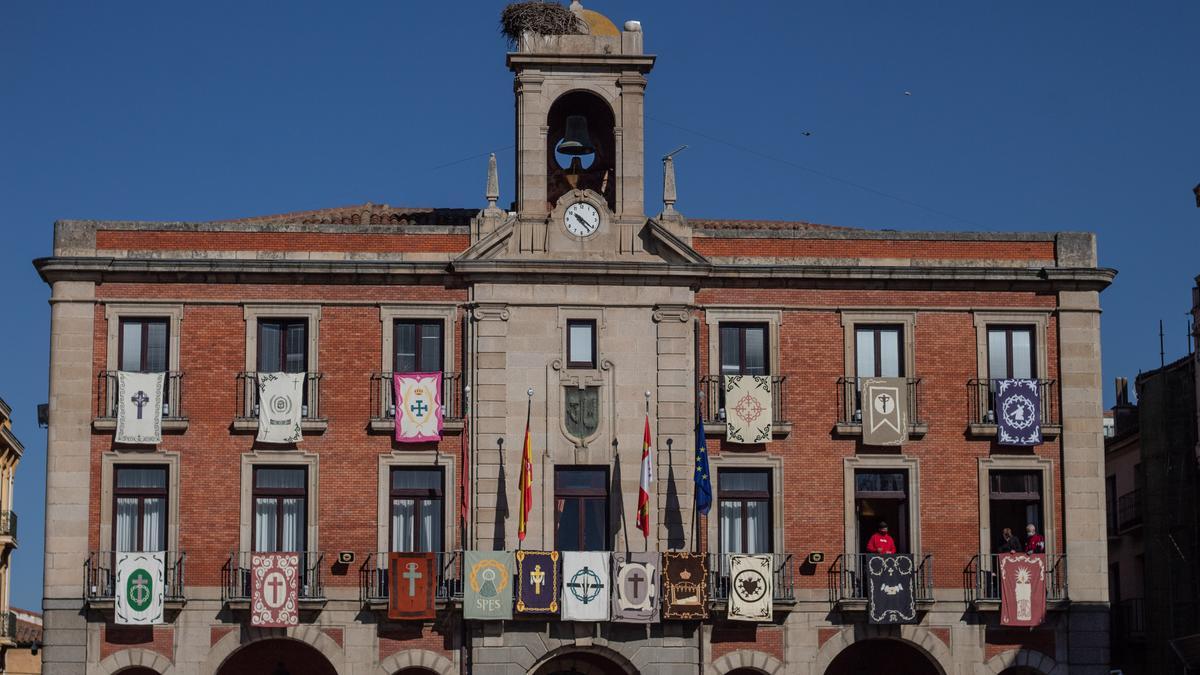 Los reposteros cuelgan de la fachada del Ayuntamiento de Zamora