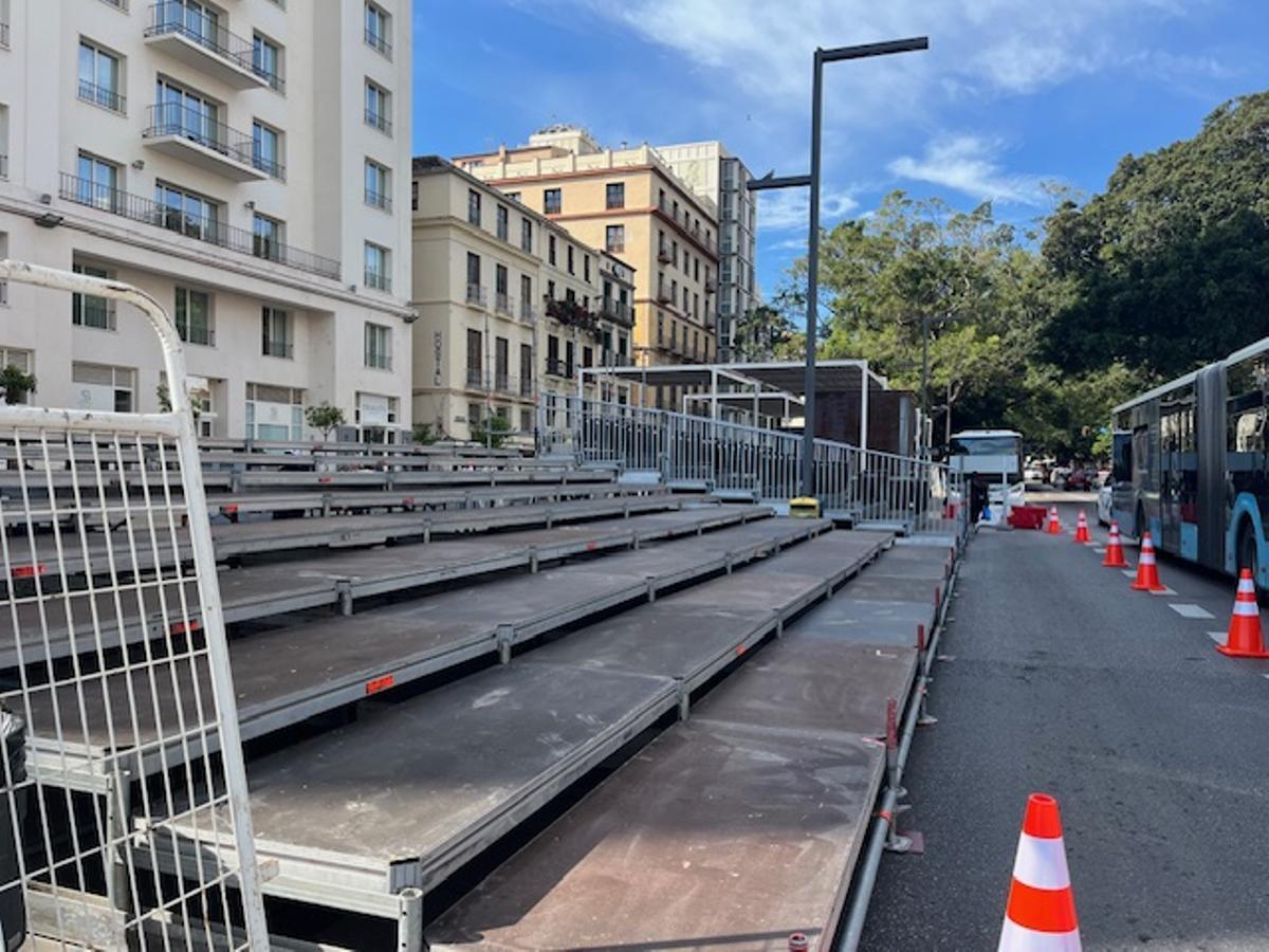 Montaje de la tribuna en Plaza de la Marina