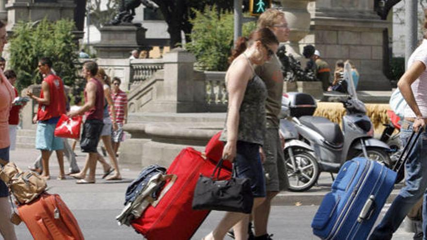 Grupo de personas emprenden el regreso a la rutina