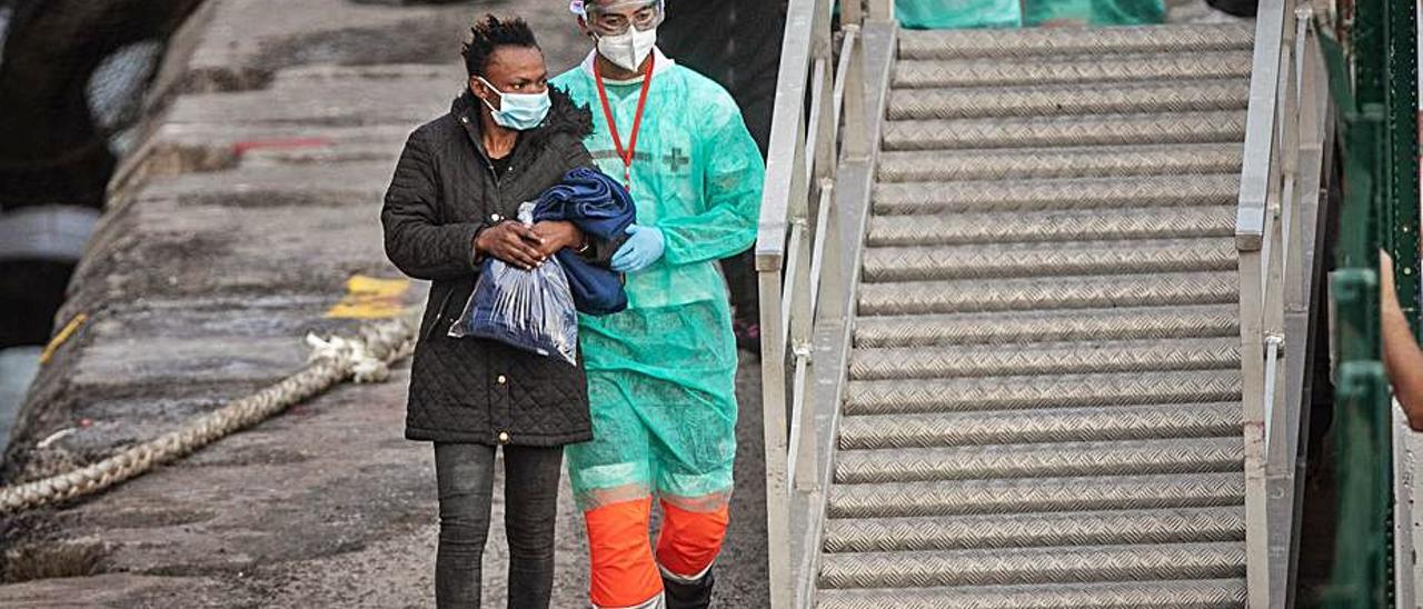 Los 41 migrantes que fueron localizados en la noche del lunes al martes por el buque Río Segura desembarcaron  poco antes de las 20:00 horas de ayer en Los Cristianos. Todos ellos  | ANDRÉS GUTIÉRREZ