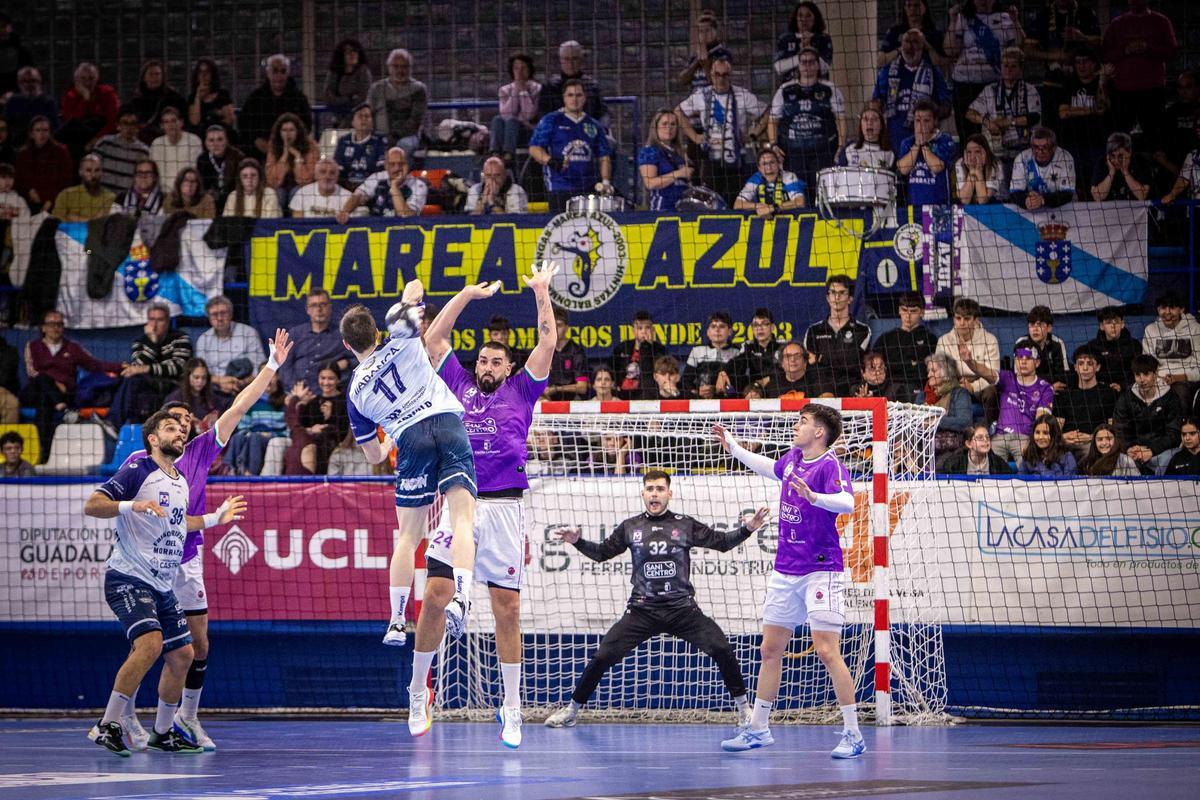 Manu Pérez lanza a portería ante la oposición de Diego Vera para anotar uno de los ocho tantos de la victoria de ayer del Frigoríficos del Morrazo en Guadalajara. Detrás de la portería de Nico García la afición de la Marea Azul, que viajó a tierras alcarreñas para apoyar al Cangas.