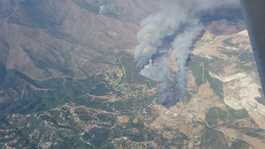 Imagen tomada por uno de los medios aéreos que participaron en julio en la extinción del incendio que calcinó casi 230 hectáreas en el paraje de La Victoria, en Casares.