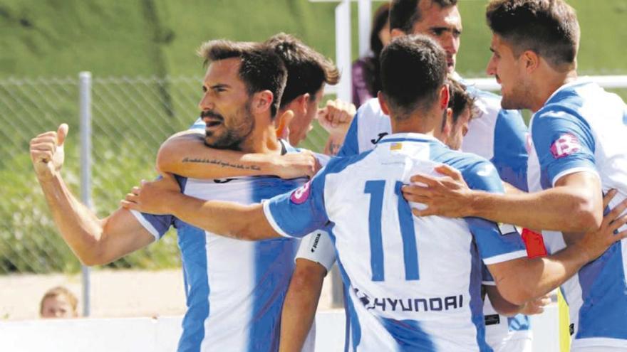 Xisco Hernández celebra con rabia, junto al resto de la plantilla balearica, el gol de la victoria de ayer en Sagunto.