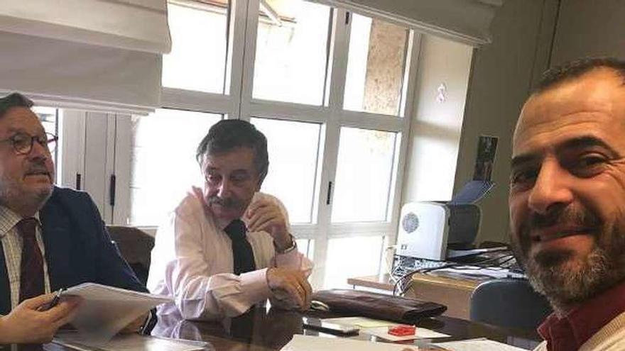 En primer término, el alcalde, Ángel García, en la reunión de ayer.