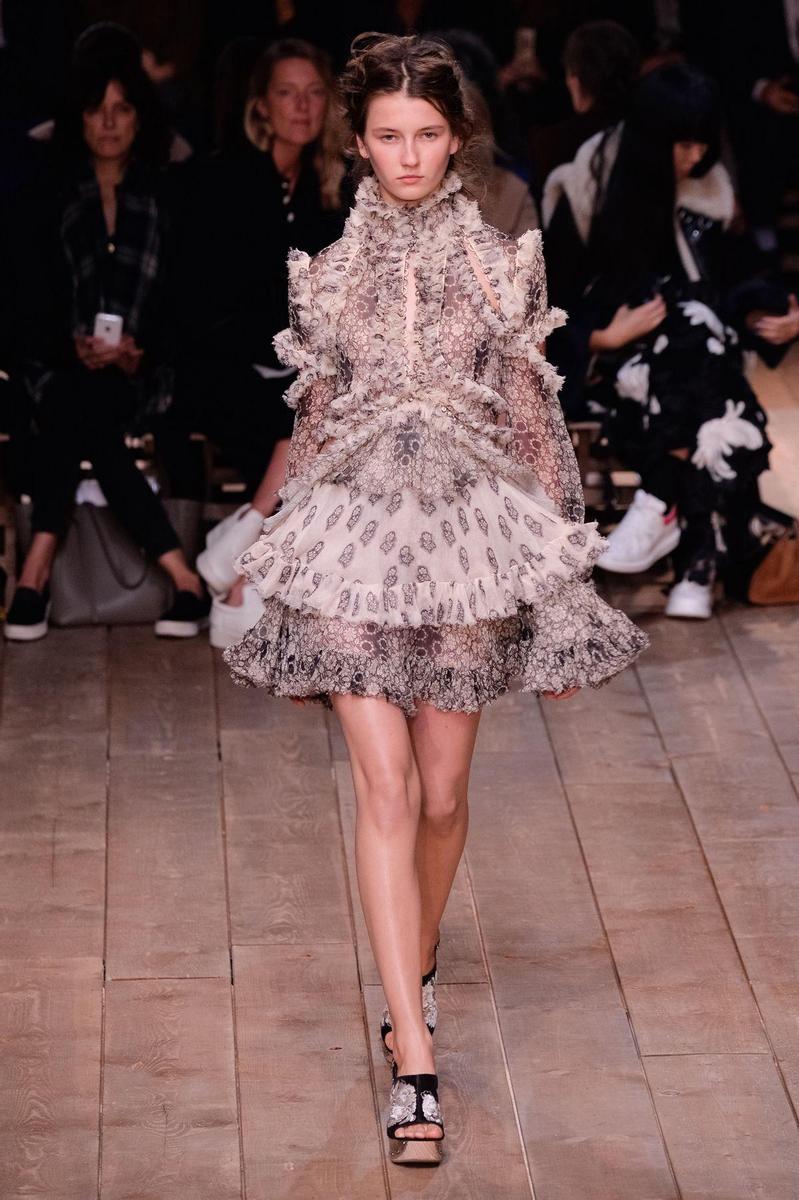 PFW: Alexander McQueen Primavera/Verano 2016, mini vestido con estructuras