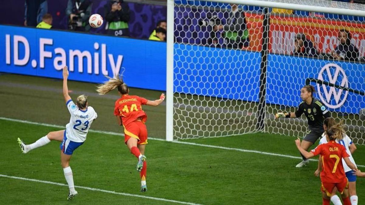 Alessia Russo, la delantera inglesa, se desmarca de Laia Alexandri, la central de España, para firmar el 1-1 en la segunda mitad de la final de la Eurocopa femenina.