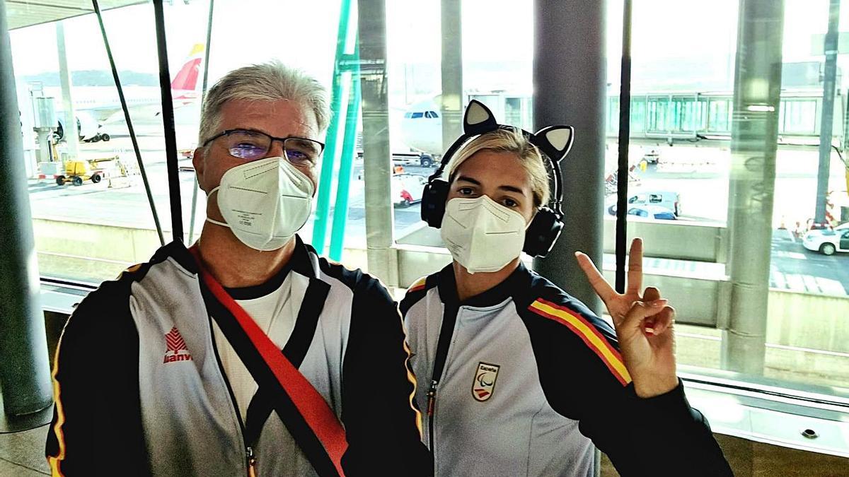 Michelle Alonso, junto a su entrenador José Luis Guadalupe, ayer en Madrid antes de volar hasta Tokio.