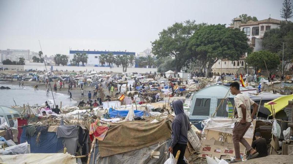 CRISIS CEUTA | El Gobierno construirá dos centros permanentes con 1.600 plazas en Ceuta y Melilla para identificar a los inmigrantes