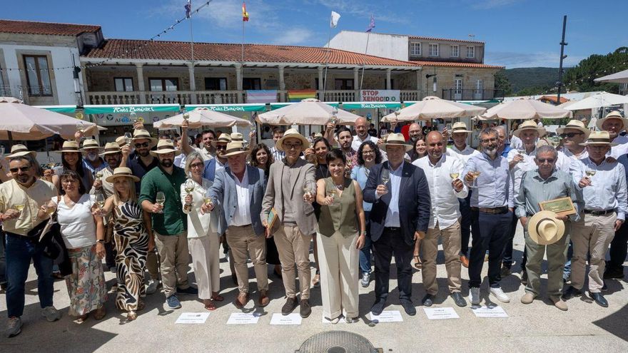 Alcaldesa, pregonero, concejales y cabaqueiros brindan por una nueva edición de la Feira do Viño do Rosal.