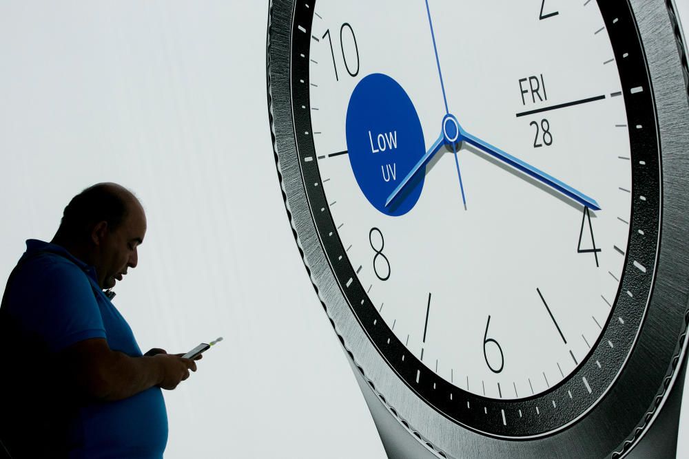 La tecnológica coreana Samsung presentó hoy en Berlín su nuevo reloj inteligente, el Gear S3, circular y en acero.