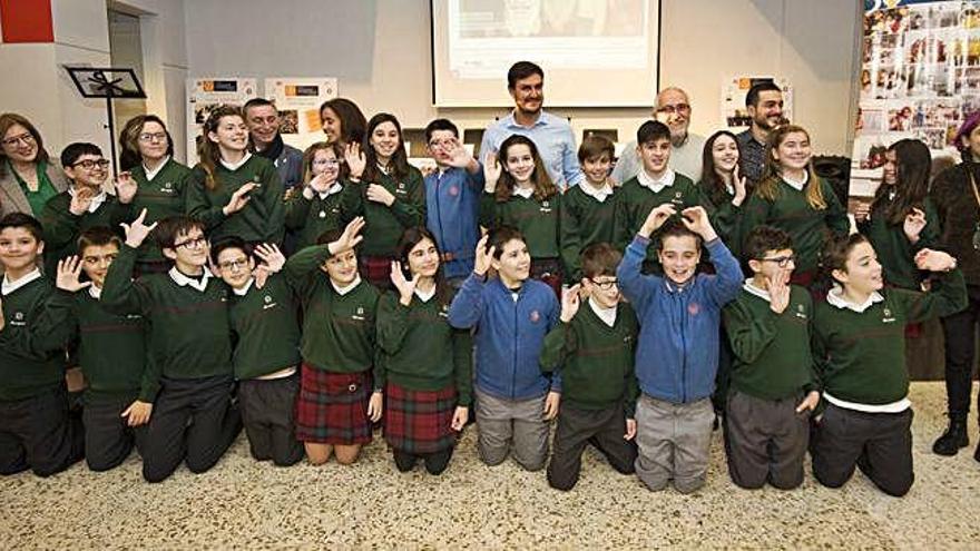 Alumnos de sexto de Primaria del colegio Calasanz P.P. Escolapios, con algunos de sus docentes.