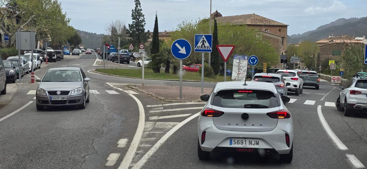 Numerosos vehículos tratan de acceder al centro de Sóller desde la carretera de Palma, en una imagen reciente.