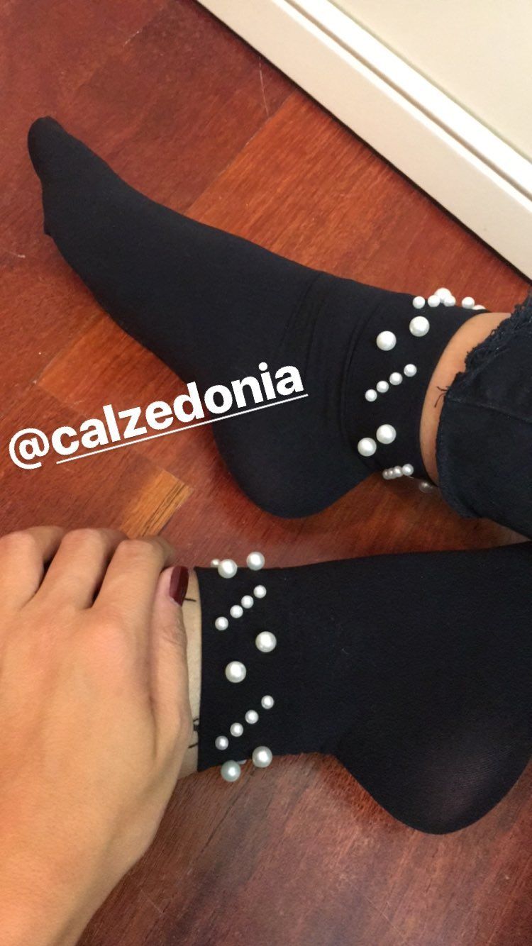 Sara Carbonero con los calcetines de perlas del otoño