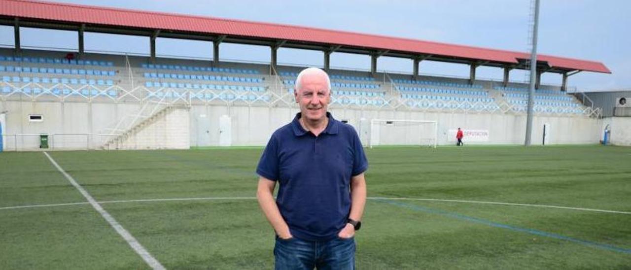 Rafa Outeiral, nuevo presidente del Alondras, ayer en el campo de O Morrazo. |  // GONZALO NÚÑEZ