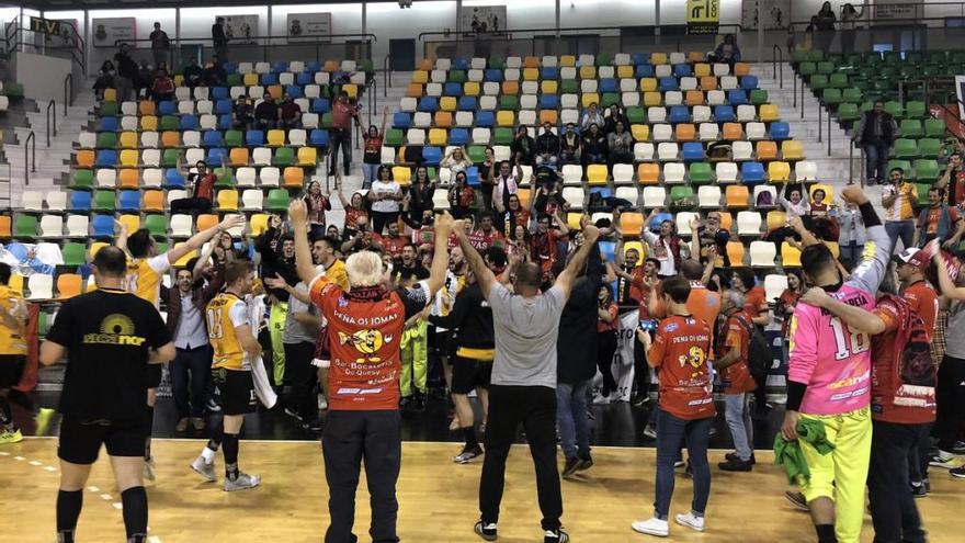 Los jugadores del Acanor celebran la permanencia con sus aficionados en el partido disputado en Ciudad Real la pasada temporada.