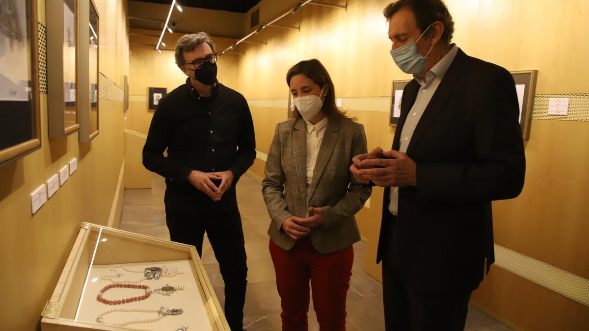 José María Domenech, Cristina Casanueva y Pepe Luque observan una de las vitrinas de joyas.