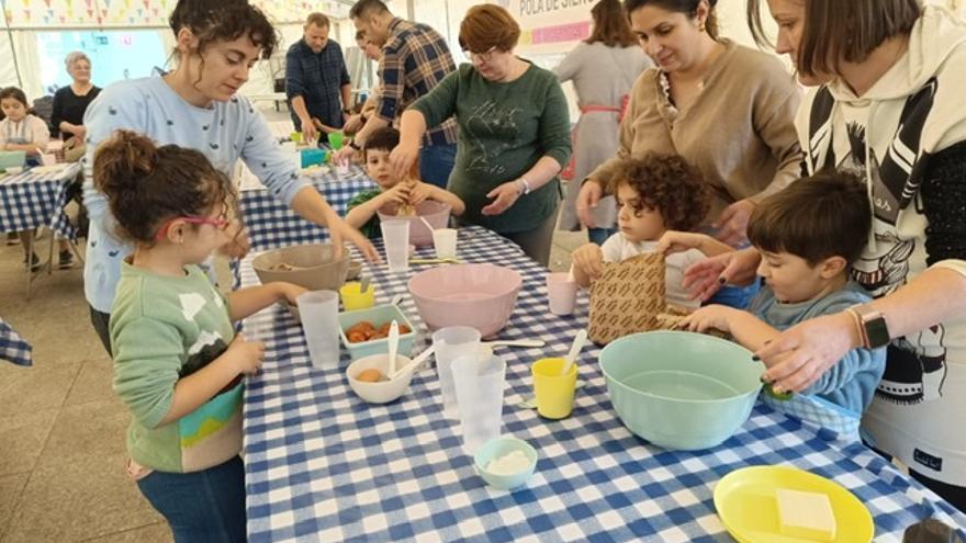 Les Comadres miman la cantera en la Pola: cuarenta niños disfrutan del taller de elaboración de bollos