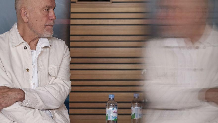 El actor John Malkovich, ayer, durante la rueda de prensa en el Auditorio Alfredo Kraus antes de la actuación. | | ÁNGEL MEDINA (EFE)