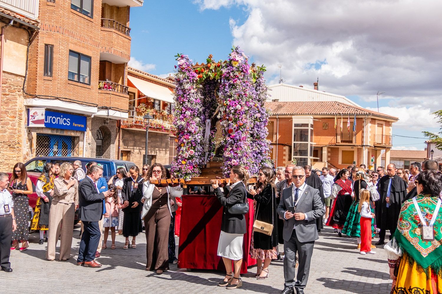 Tábara festeja la Virgen del Camrne más femenina