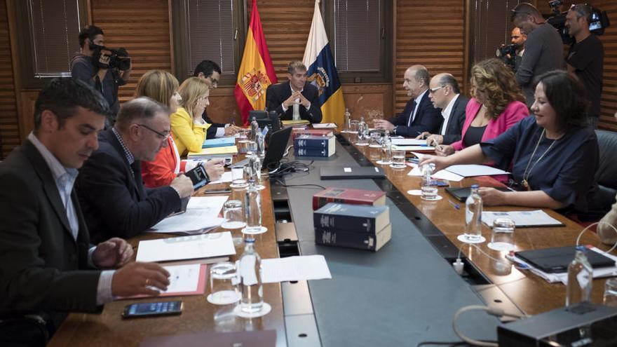 Fernando Clavijo, en el centro, durante la reunión del Consejo de Gobierno.