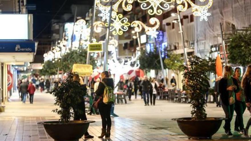 Maceteros instalados ayer por el Ayuntamiento de Benidorm en la plaza de la Hispanidad para intentar proteger zonas concurridas.