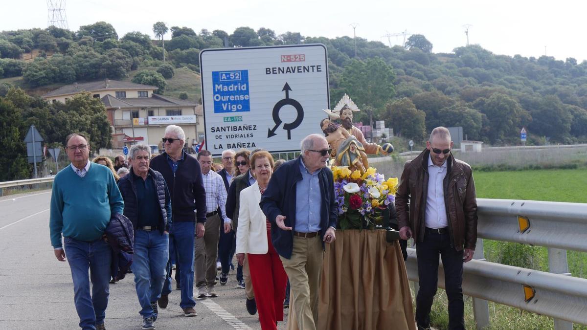 GALERÍA | El traslado de la imagen de la Trinidad de Camarzana, en imágenes