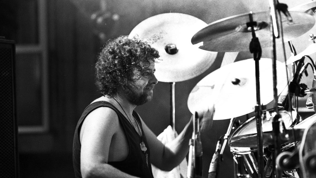 Gelo percute la batería durante un concierto de Los Suaves en 1991.