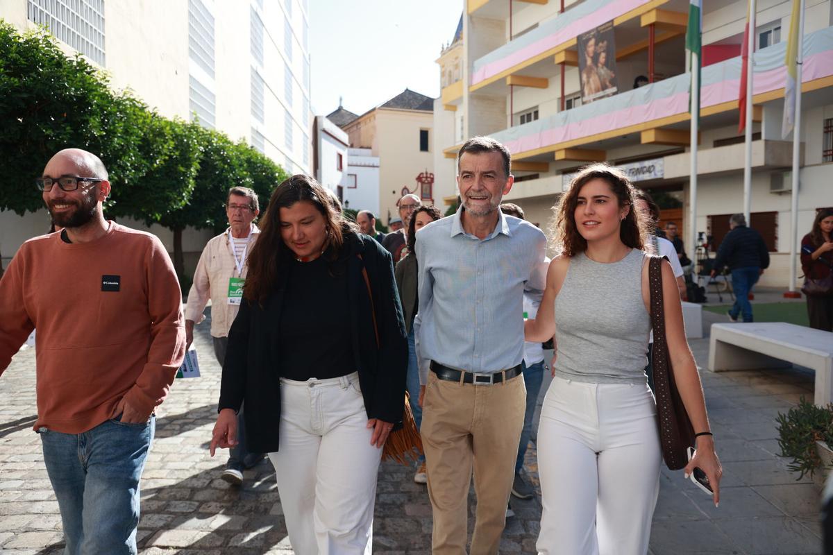 El candidato de Por Andalucía, Antonio Maíllo, a su llegada al colegio electoral.