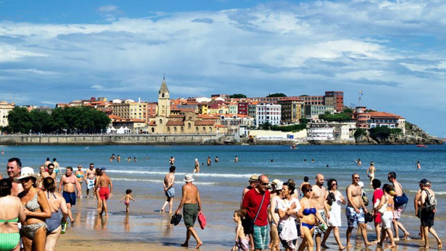 Playa de San Lorenzo (Gijón, Asturias).