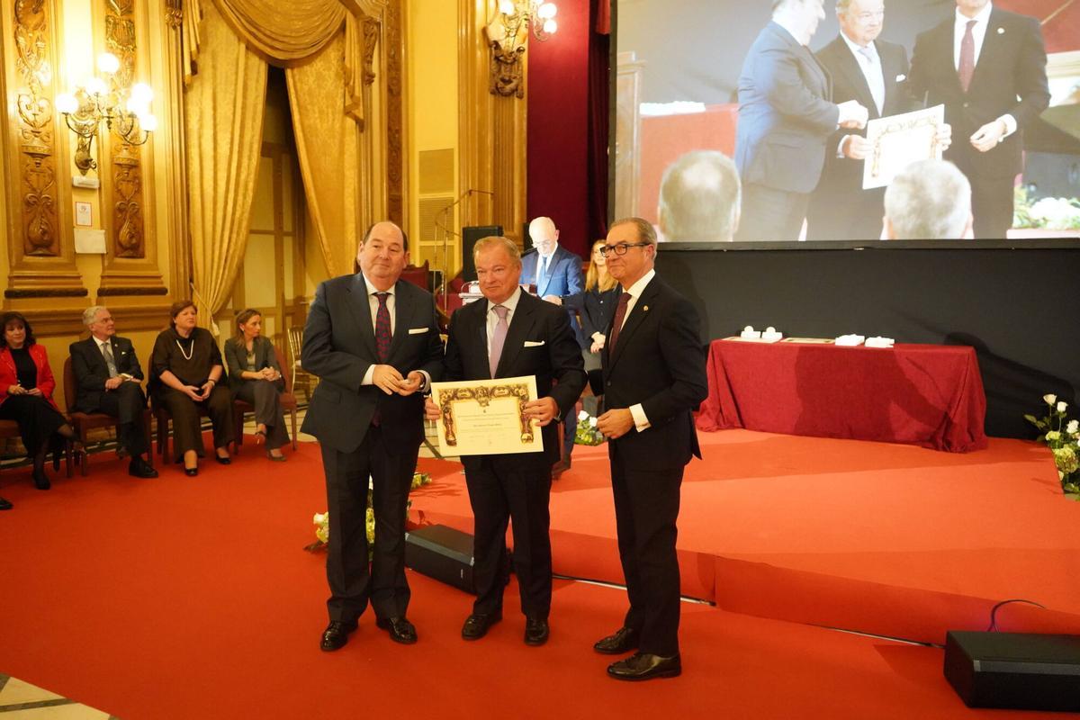 El Real Círculo de la Amistad entrega sus medallas e insignias de oro en el Día del Socio