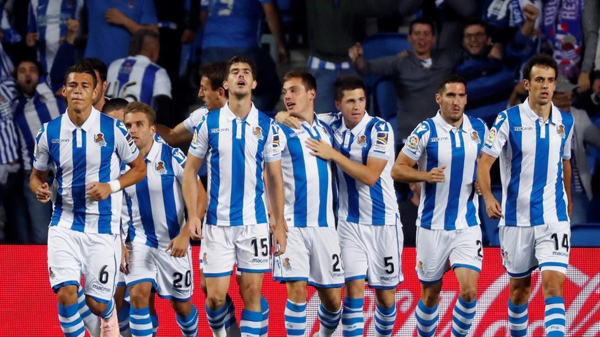 Los Jugadores de la Real celebran un gol en Anoeta