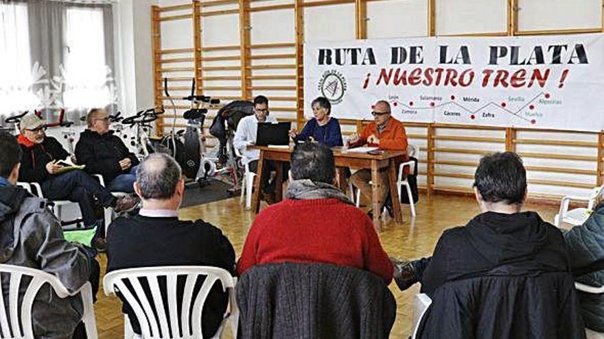 Representantes del movimiento por el tren Ruta de la Plata, reunidos en Zamora.