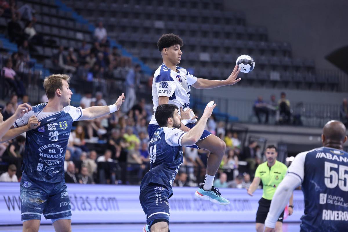Santi López, en el centro de la imagen, en una acción con Marcos Fis en el partido ante Granollers.