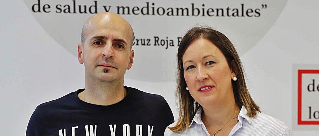 Sandro y Olga, en la sede de Cruz Roja, ayer. |   // PABLO HERNÁNDEZ