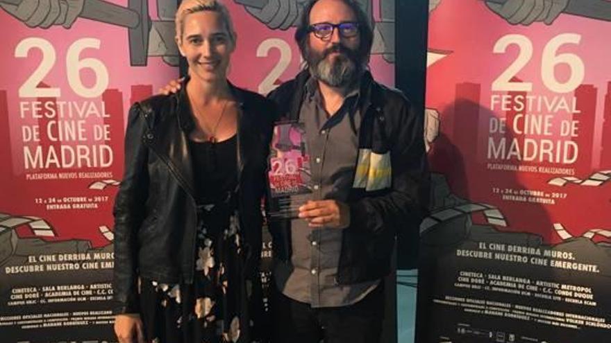 El cineasta Adán Aliaga y la directora de producción Isa Feliu, con el premio de The Fourth Kingdom.